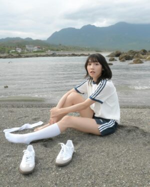 Lin Ying-Tung Instagram - 走啊翹課去海邊！
⁡
Thank you @originals_tw #adidasSamba✨