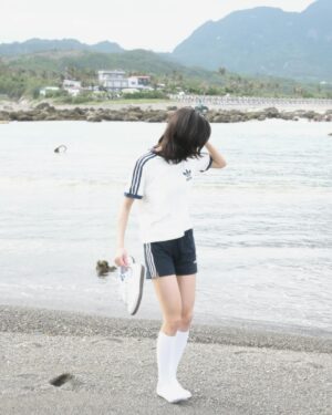 Lin Ying-Tung Instagram - 走啊翹課去海邊！
⁡
Thank you @originals_tw #adidasSamba✨