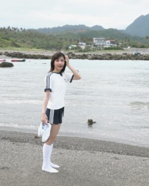 Lin Ying-Tung Instagram - 走啊翹課去海邊！
⁡
Thank you @originals_tw #adidasSamba✨