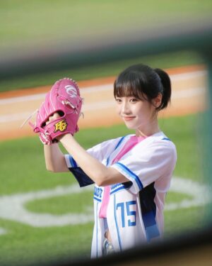 Lin Ying-Tung Instagram - ⚾️💫✨
謝謝富邦悍將 @fubon_guardians_official 
第一次從紅土上看向觀眾球迷們 特別熱血興奮
帶著新電影來解鎖我的第一次開球！好玩好玩！
⁡
7/5  @lovebesideme2024 我們不見不散哦 💖
( 四個人的背影好可愛 ♪ )(也謝謝球友賜照)