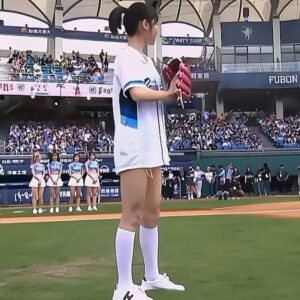 Lin Ying-Tung Instagram - ⚾️💫✨
謝謝富邦悍將 @fubon_guardians_official 
第一次從紅土上看向觀眾球迷們 特別熱血興奮
帶著新電影來解鎖我的第一次開球！好玩好玩！
⁡
7/5  @lovebesideme2024 我們不見不散哦 💖
( 四個人的背影好可愛 ♪ )(也謝謝球友賜照)