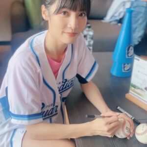 Lin Ying-Tung Instagram - ⚾️💫✨
謝謝富邦悍將 @fubon_guardians_official 
第一次從紅土上看向觀眾球迷們 特別熱血興奮
帶著新電影來解鎖我的第一次開球！好玩好玩！
⁡
7/5  @lovebesideme2024 我們不見不散哦 💖
( 四個人的背影好可愛 ♪ )(也謝謝球友賜照)