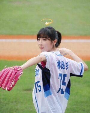 Lin Ying-Tung Instagram - ⚾️💫✨
謝謝富邦悍將 @fubon_guardians_official 
第一次從紅土上看向觀眾球迷們 特別熱血興奮
帶著新電影來解鎖我的第一次開球！好玩好玩！
⁡
7/5  @lovebesideme2024 我們不見不散哦 💖
( 四個人的背影好可愛 ♪ )(也謝謝球友賜照)