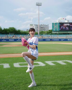 Lin Ying-Tung Instagram - ⚾️💫✨
謝謝富邦悍將 @fubon_guardians_official 
第一次從紅土上看向觀眾球迷們 特別熱血興奮
帶著新電影來解鎖我的第一次開球！好玩好玩！
⁡
7/5  @lovebesideme2024 我們不見不散哦 💖
( 四個人的背影好可愛 ♪ )(也謝謝球友賜照)