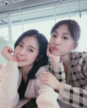 Lin Zoey Instagram - 看到妳好像看見以前的我🥰
才見過三次面，每一次我們都有好多聊不完的話～
似乎認識了很久，一起出去玩讓我感受自己很少女🤣

#蠻荒咖啡很漂亮 
#好多網美出沒 
#我們竟然沒去拍網美照😅