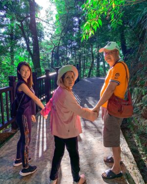 Lin Zoey Instagram - 爬了東眼山，回程又去了角板山，吃了客家菜，扛了兩箱水蜜桃😋🍑
#大家連假去哪兒 
#珍惜每一天 
#角板山 #角板山公園 #東眼山 #東眼山國家森林遊樂區 #角板山行館 #東眼山森林
