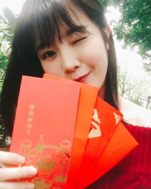 Lin Zoey Instagram - 開始賺錢以後，每年紅包只出不進！今年不一樣，收了幾個紅包，特別驚喜、特別感動❤️祝大家新年快樂🐷年大吉大利～心想事成、不發胖、不焦慮、不失眠、平安健康幸福美滿！！！🎉😄