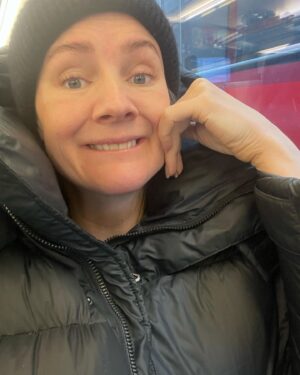 Lina Thomsgård Instagram - Vilka av er vänliga människor här lyssnar på vår podd @dummamanniskor ibland?Jag gör alltså en undersökning här och kanske är det inte smartaste tekniska plattformen för det men skitsamma. OM du lyssnar - gör ett hjärta ovan ☝️?? Tack tack för hjälpen ❤️