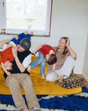 Lina Thomsgård Instagram - Titta! @thewayweplay.se och fenomenala fotograf @mirawickman var hemma hos oss i tumultet och tog otroliga bilder. TACK! Fler hittar ni i intervjun som finns på www.thewayweplay.se