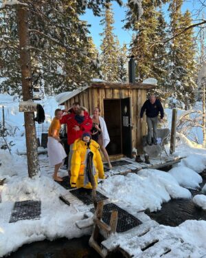 Lina Thomsgård Instagram - ❤️🗻TACK LOFSDALEN🗻❤️
Vi har för första gången testat fjällhotell med familjen och let me tell you, d va faktiskt magiskt. Min kompis Kalle som tagit över @lofsdalensfjallhotell driver även Bleck och Hellas (med ett gott gäng) i Sthlm så tänk er en blandning av: fenomenal mat på lokala grejer (rentartar! Abborre! Gahkku!), varma drinkar, friluft (Sveriges femte högsta fallhöjd i backarna som alla är i söderläge), lugn, utmärkt musik, mysig och helt lagom stor frubba med varmt bröd, så sjukt familje/barnvänligt och genuint god stämning. Fjällbäcksbad, skoter, soliga backar och pizzakvällar med gameshow. Hotellgästerna deltar och arrangerar grejer: lekar, skidklasser, frågesporter, hiphopdans. Jeppe och Alex bakade pizza hela nyårsdagen! Jag åt! Barnen, inkl Vito, har sprungit runt för egen maskin i stort sett dygnet runt, kollat film i kuddrumsbion, haft dansklass, lekt kurragömma, spelat pingis och biljard, byggt lego, nästan helt självgående - utan att det känts som ett ”barnhotell”. Mami har fått sitta i baren och gagga? Läst en bok!Åtminstone glimtvis! Efter en timme här sa Max (som varit tveksam till ”fjällen” ’) att han ville stanna ett år. Nu åker han lift och slalom som en liten mini-Tomba. Rekommenderar ihjäl mig, det gör vi allihop. TACK för att ni tagit så fint hand om oss Kalle, Ebba, Marco, Yaya, Elina och alla andra inblandade. Och tack @lisahenriette, @raketjan, @langkalle m fl för fjällsälle. Vi kommer tillbaka.