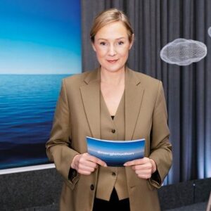 Lina Thomsgård Instagram - Just när ni trodde att ni aldrig skulle få se mig som programledare för en webbserie om energikällor, elförsörjning och en fossilfri framtid, så kommer detta! En ny serie från Vattenfall där jag träffar forskare och experter för att få svar på vad som egentligen händer på elmarknaden - och vad som måste hända framöver för att nå klimatmål. Tack till drömteam med @louiseciccone, @kristindjerf och @malinhortell i spetsen för att det här var så fruktansvärt lärorikt - och kul! - att spela in. Och tack till första avsnittets gäster Per Larsson och @laninge!