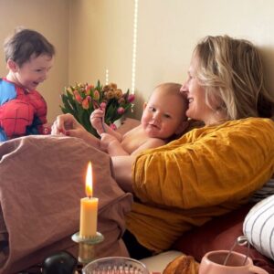Lina Thomsgård Instagram - 44 år idag och fortfarande inte en susning om vad det ska bli av mig. Svindlande tanke att det här ÄR vad som blev av mig? Livet är inte längre något att fantisera om, eller staka ut riktning för. Resultatet är här. Spiderman, snorig bebis, lite dubbelhaka, tulipaner och min älskling med en kopp te och ett kort som det står ”Varmt deltagande” på. Sol in genom persienn. Alla hostiga. Alla asjobbiga. Alla helt fantastiska. This is 44.