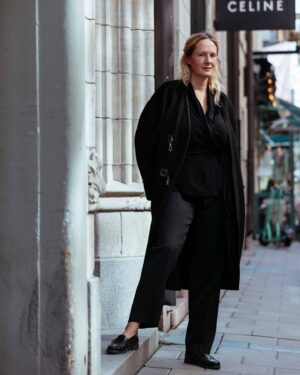Lina Thomsgård Instagram - Brassar ut denna i fasta flödet också eftersom en riktig fotograf fotograferat mig i hela och rena finkläder 💅🏼 Tack @milad_abedi / @patrikssongroup