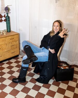 Lina Thomsgård Instagram - Otrolig chans att läsa om min stilfilosofi (har en faktiskt!) som kommer i tallriksmodell samt om Ally Sheedy, vikten av stilingrediensen ”lump”, mina fem favoritpjuck (se bilder) och om min nedlagda golvblogg Floortanten samt mitt superstulna men helt perfekta tips för att klä sig mäktigt. Tack mitt sko- och väskhimmelrike @yourblankens och @ceciliablankens för att ni gör så fina och hållbara saker till mig och andra, och tack för pratstund och flotta bilder! Intervjun länkar jag till i stories.