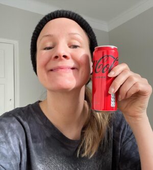 Lina Thomsgård Instagram - Äntligen REKLAM för egen verksamhet! Diversearbetare deluxe! Här är mitt nya egna kontor där jag sitter och arbetar med podd- och föreläsningsmanus, förbereder programlederi och modereringsuppdrag, jobbar med olika kunders varumärken och kommunikation samt skriver texter för tidningar och försöker lära mig allt om ett drömföretag som jag ska bli delägare (vem är jag, Gina Rinehart??Ja??!) i - samt förbereder ny lärorik satsning från mig och två toppklasskarlar i min närhet hehe. (Störigaste som finns när folk skriver så här men äsch): mer om detta snart. Huvudreklambudskapet i denna spot är i alla fall: Kom och hälsa på!