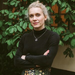 Lina Thomsgård Instagram - Imorgon går jag på föräldraledighet*! I ett (!!!) år. Det känns alldeles overkligt. Give it up för otroliga @annataschalarsson som därmed kliver in som vikarierande chef för @kvinnohistoriska och styr museiskutan till nya historiska höjder. Anna Tascha har från start varit en kunnig, driven och strukturerad nyckelspelare, en briljant kommunikatör såväl som en visionär och digital schweizisk fällkniv som kan i stort sett allt - ni som jobbat med oss vet. Tillsammans med styrelsen, medlemsorganisationerna och övriga stjärnor på kansliet kommer hon att fortsätta skapa nydanande och annorlunda museiverksamhet som leder till historieomvälvande, kulturlivsberikande och forskningsfokuserade stordåd som #Arkivism, visningar, samtal, vandringar, konstupplevelser, utställningar, arkivutgrävningar och så mycket mer. Jag kommer sakna jobbet och er alla så innerligt och ska applådera varje dag så stolt från soffan (eller var man nu tillbringar sin föräldraledighet?). Missa inget som kommer hända genom att signa upp för nyhetsbrevet —> https://www.kvinnohistoriska.se/nyhetsbrev och följ Kvinnis här på insta. So long!

*bebis kommer inte än på en månad men sträng morska sa åt mig att det var dags att vila redan nu och vem är jag att olyda??

Foto: @semeli, den stjärnan.