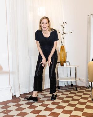 Lina Thomsgård Instagram - Otrolig chans att läsa om min stilfilosofi (har en faktiskt!) som kommer i tallriksmodell samt om Ally Sheedy, vikten av stilingrediensen ”lump”, mina fem favoritpjuck (se bilder) och om min nedlagda golvblogg Floortanten samt mitt superstulna men helt perfekta tips för att klä sig mäktigt. Tack mitt sko- och väskhimmelrike @yourblankens och @ceciliablankens för att ni gör så fina och hållbara saker till mig och andra, och tack för pratstund och flotta bilder! Intervjun länkar jag till i stories.