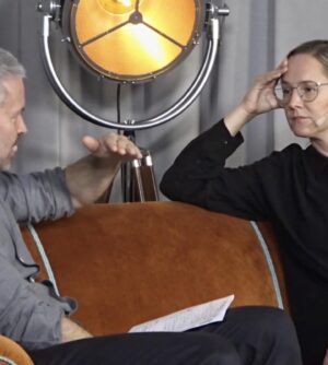 Lina Thomsgård Instagram - Äntligen REKLAM för egen verksamhet! Diversearbetare deluxe! Här är mitt nya egna kontor där jag sitter och arbetar med podd- och föreläsningsmanus, förbereder programlederi och modereringsuppdrag, jobbar med olika kunders varumärken och kommunikation samt skriver texter för tidningar och försöker lära mig allt om ett drömföretag som jag ska bli delägare (vem är jag, Gina Rinehart??Ja??!) i - samt förbereder ny lärorik satsning från mig och två toppklasskarlar i min närhet hehe. (Störigaste som finns när folk skriver så här men äsch): mer om detta snart. Huvudreklambudskapet i denna spot är i alla fall: Kom och hälsa på!