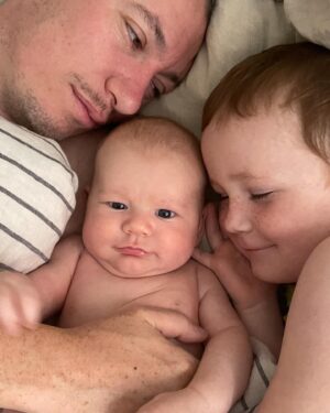 Lina Thomsgård Instagram - Grattis på första födelsedagen Vito Valdemar, min skvatt galna underbara lilla plutt. Tänk att vi fick dig på mållinjen. En blixtsnabb gallgormande lockig gullgroda som gör mig så vansinnigt trött, så mallig och hel på samma gång. Att Max fick bli den stoltaste storebror världen skådat och jag fick ett hav av killar till familj. Älskar dig lika mycket som du älskar skyhöga trappor, gröna ärtor och Imse vimse spindel, eventuellt mer, och det ska jag göra alltid. Auguri min älskling.