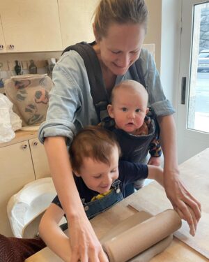 Lina Thomsgård Instagram - Grattis på första födelsedagen Vito Valdemar, min skvatt galna underbara lilla plutt. Tänk att vi fick dig på mållinjen. En blixtsnabb gallgormande lockig gullgroda som gör mig så vansinnigt trött, så mallig och hel på samma gång. Att Max fick bli den stoltaste storebror världen skådat och jag fick ett hav av killar till familj. Älskar dig lika mycket som du älskar skyhöga trappor, gröna ärtor och Imse vimse spindel, eventuellt mer, och det ska jag göra alltid. Auguri min älskling.
