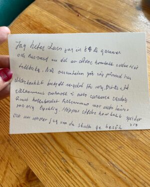 Lina Thomsgård Instagram - Fick brev från Lars.

”Jag heter Lars, jag är 88 år gammal och har varit en del av @aldrekontakt sedan 4 år tillbaka. När ensamheten gör sig påmind har Äldrekontakt betytt mycket för mig. Det är ett välkommet avbrott i min ensamma vardag. Runt kaffebordet tillsammans med andra känner jag mig lycklig. Hoppas äldrekontakt sprider sig. Och nu undrar jag vem du skulle ge besök?”

Underbara volontärerna på @aldrekontakt hjälper äldre ur ensamhet och i flera år har min enastående vän @fridafarlin varit volontär där. Jag har sett henne dona med tårtor och kakor och smörgåsar inför finbesök av en grupp gamla som annars har det ensamt. Dom fikar, pratar och umgås. @fridafarlin bjuder hem de äldre gästerna på fika. En annan volontär hämtar och lämnar dem. En tredje koordinerar volontärerna i gruppen och håller kontakt med de äldre. 
Samma personer träffas alltid så att vänskap kan utvecklas över tid. Äldrekontakt ger äldre möjligheten att träffa nya vänner i ett varmt välkomnande hem där gästerna bli en del av en ny gemenskap. Och det gör skillnad! 83% av de äldre gäster känner sig mindre ensamma tack vare att de får hjälp att komma hemifrån och träffa jämnåriga. Jag bröt naturligtvis ihop av Lars brev, och av den fina fikakorgen. Låt oss bli fler som volontärar, på fler platser - och som kanske själva får nya vänner? #äldrekontakt