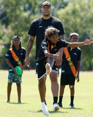 Linda Burney Instagram - Aren’t these kids lucky! Buddy Franklin was up in Darwin and held an Auskick clinic with 60 youngsters this week ahead of the Sir Doug Nicholls Round. Thanks for giving back to the community, Buddy!

📸 AFL Photos