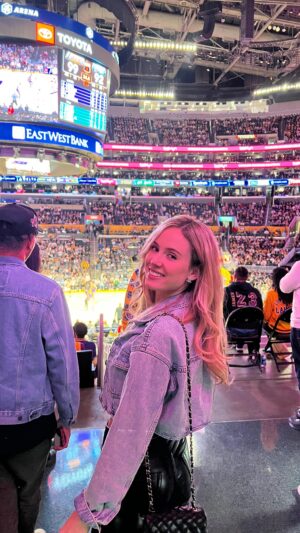 Linda Lind Instagram - So much fun at the @lakers vs @sixers game 🏀 So thankful for the amazing seats and that I got to see 👑 @kingjames play