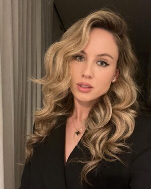 Linda Lind Instagram - Because no one ever takes just one selfie… 😜