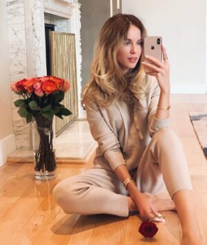 Linda Lind Instagram - Roses and comfy clothes make me a happy girl 🌹  #valentines #valentine