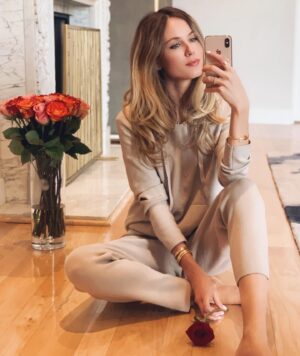 Linda Lind Instagram - Roses and comfy clothes make me a happy girl 🌹  #valentines #valentine