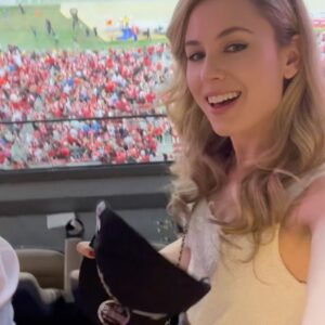 Linda Lind Instagram - Super Bowl Sunday 🏈 Who do you think will win it all?