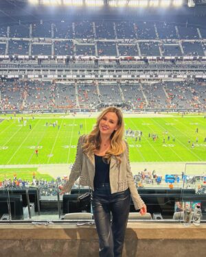 Linda Lind Instagram - First time at a Raiders game 🏈 I like watching football when it’s like this 😁