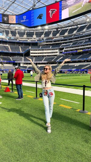 Linda Lind Instagram - This Swedish girl still doesn’t fully understand all the rules of American football but this was such a fun experience and a great game 🏈 And yes that is a butterfly that landed in my hand in the arena!! I knew right away that it must be a good sign and it turned out I was right 😊