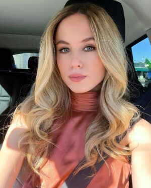 Linda Lind Instagram - ‘Tis the season 🍁🦃🎄 What’s your favorite holiday?