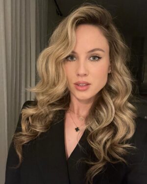 Linda Lind Instagram - Because no one ever takes just one selfie… 😜