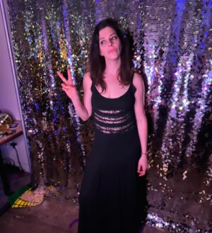Lindsey Broad Instagram - Goodbye to 2023, the year I impulsively joined cameo and learned it was a pyramid scheme!