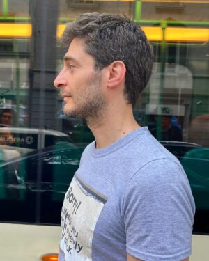 Lino Guanciale Instagram - New haircut = New face? Mi sa che quella ho e quella mi tengo... 

 #vacanze #freedom #nuoviprogetti #urbanlife