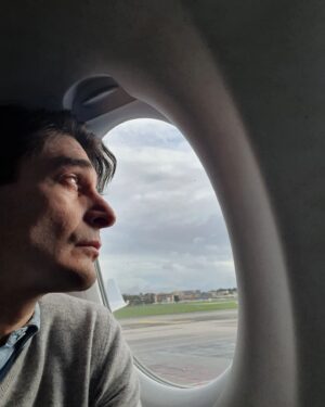 Lino Guanciale Instagram - Prima settimana di set finita e che gioia tornare da te, Luigi Alfredo Ricciardi, che gioia tornare a Napoli... che emozione raccontare questa parte della tua storia, anzi: delle tue storie, animate da tante e tanti mirabili personaggi. Come sempre spero di essere alla tua altezza, e come sempre, a fine lavoro, per non staccarmi troppo dal tuo mondo, mi diverto a portare a casa qualcosa di te. Il ciuffo sempre... così nello specchio ti trovo con più facilità. A lunedì, Commissario.
#ilcommissarioricciardi @rai1official @produzioniclemart