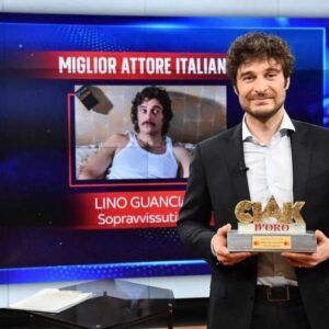 Lino Guanciale Instagram - Il vostro affetto arriva sempre forte e ne vado fiero.
Grazie a tutte e tutti e grazie a @ciakmag per il premio e @skyitalia @skytg24 per la bella serata!
