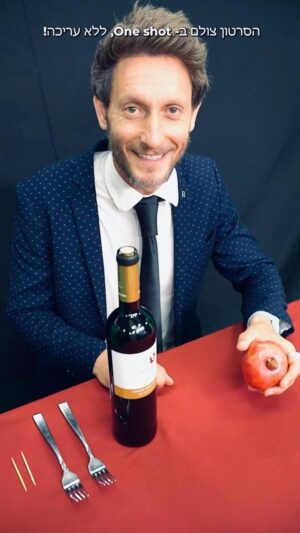 Lior Suchard Instagram - שנה טובה לכולם!!!
מאחל שינויים פנימיים ושתמיד תשימו לב לכל הפרטים ❤️🍏🍎🍏🍯

צילם 4000 טייקיים ב One Shot: טל הופמן @thoffie המטורףףף

החליף בצורה חלקה בלי
בלי ששמתם לב : לירן שופמן @liran_shufman המלך
(שמתם לב שהמילה בלי רשומה פעמיים?)
 
קריאייטיב ובימוי: ינאי אלגוסי @yanaielgossi 

האיש המדהים שנתן לי את האולפן המהמם שלו בין 12 בלילה ל- 5 בבוקר כי כל שאר הזמן הוא תפוס: גיא ברוזה @guybroza מאולפני סאן וידאו @sunvideo_ 

בקרוב סרטון ההסבר… 🤯🤯🤯

#שנהטובה