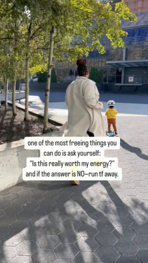 Lisa Berry Instagram - And take your kid with you 🥰

FOLLOW @lisaberrylive if you’re an artist or creative, hungry for ways to soften the grip of anxiety and make peace with that nagging inner voice. Your next creative endeavor will thank you.

#watchuswin #lisaberry #creativecoach #actor #tipsforartists #walkawayqueen