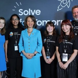 Lisa Blunt Rochester Instagram - I was honored to receive the STEM Champion Award from @samsungus at their Solve for Tomorrow Annual STEM Competition this morning. While there, the team from Brandywine High School was announced as one of the national winners! I am so proud of these impressive students!