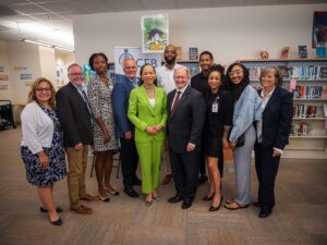 Lisa Blunt Rochester Instagram - The @cebofde is all about advancing equity, empowering families, & ensuring that every child can succeed in school & at home.

Proud to join @senatorchriscoons today to highlight our $3 million federal investment so that CEB can continue to serve Wilmington students & families.