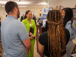 Lisa Blunt Rochester Instagram - The @cebofde is all about advancing equity, empowering families, & ensuring that every child can succeed in school & at home.

Proud to join @senatorchriscoons today to highlight our $3 million federal investment so that CEB can continue to serve Wilmington students & families.