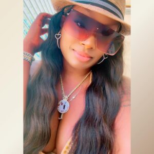 Lisa Brown Instagram - ~Live~ UNAPOLOGETICALLY‼️
~Laugh~ Despite All The BS‼️
~Love~Those That Love YOU 💕 

You And Only YOU…Control YOUR HAPPINESS!❤️