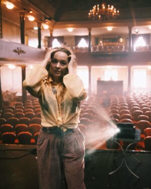 Lisa Ekdahl Instagram - Loge romantik/Backstage häng är det bästa hänget.
(Och sido-begåvning för foto gör att små viktiga ögonblick fångas och förevigas av trummis och kapellis)
Polaroid @pontusgillgren 
Fuji X100V @mathiasblomdahl