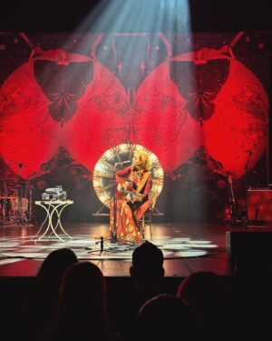 Lisa Ekdahl Instagram - VEM VET VINTAGE TOUR ÄR ÖVER.
Sån jäkla massiv uppslutning från varmaste publiken överallt!
Tack.
Och så mycket fint spel, närvaro och spontanitet på scenen från mina medmusiker.
Hårdast jobbar självklart crew. 
Nu kan jag erkänna att jag är lite turné sliten. Men väldigt glad.
Anden vinner över kroppen som vanligt. Men det vet väl alla att det är så.
Jag spänner bågen för nya äventyr.
Vi hörs vidare Babyloves.
Tack igen.
Swipa för turné love.
@andreasnordell @mathiasblomdahl @danielgahrton @pontusgillgren @peter3833 @krillestrath @livenationswe @paulcharlesbooks