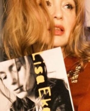 Lisa Ekdahl Instagram - Vem vet vintage tour rullar vidare in i sommaren! 
Swipa för info och smickrande text som jag är glad för ha ha! Tack!
Ska bli så fint att spela och fira under bar himmel.
Jag spelar ALLA låtar från debuten för att fira 30 år.
Och massa andra låtar såklart.
Kom kom kom.
Länk till biljetter i bion.
@livenationswe @mathiasblomdahl @pontusgillgren @andreasnordell @danielgahrton