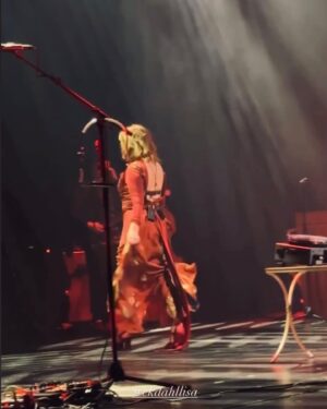 Lisa Ekdahl Instagram - VEM VET VINTAGE TOUR ÄR ÖVER.
Sån jäkla massiv uppslutning från varmaste publiken överallt!
Tack.
Och så mycket fint spel, närvaro och spontanitet på scenen från mina medmusiker.
Hårdast jobbar självklart crew. 
Nu kan jag erkänna att jag är lite turné sliten. Men väldigt glad.
Anden vinner över kroppen som vanligt. Men det vet väl alla att det är så.
Jag spänner bågen för nya äventyr.
Vi hörs vidare Babyloves.
Tack igen.
Swipa för turné love.
@andreasnordell @mathiasblomdahl @danielgahrton @pontusgillgren @peter3833 @krillestrath @livenationswe @paulcharlesbooks