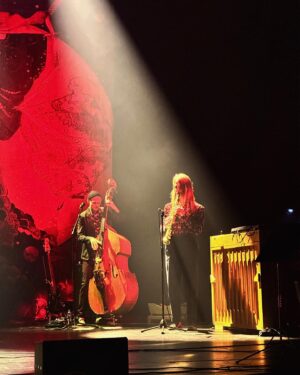 Lisa Ekdahl Instagram - VEM VET VINTAGE TOUR ÄR ÖVER.
Sån jäkla massiv uppslutning från varmaste publiken överallt!
Tack.
Och så mycket fint spel, närvaro och spontanitet på scenen från mina medmusiker.
Hårdast jobbar självklart crew. 
Nu kan jag erkänna att jag är lite turné sliten. Men väldigt glad.
Anden vinner över kroppen som vanligt. Men det vet väl alla att det är så.
Jag spänner bågen för nya äventyr.
Vi hörs vidare Babyloves.
Tack igen.
Swipa för turné love.
@andreasnordell @mathiasblomdahl @danielgahrton @pontusgillgren @peter3833 @krillestrath @livenationswe @paulcharlesbooks